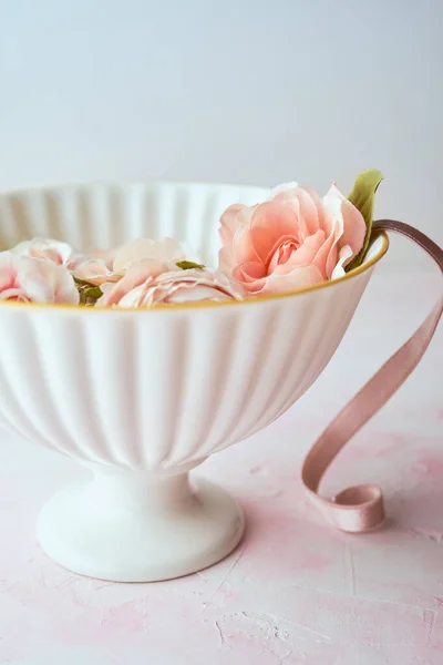 Pastel Berwarna Masih Hidup Dengan Bunga Buatan Dalam Vas Putih — Stok Foto