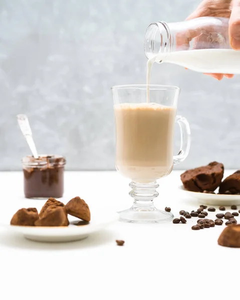 Nalévání Mléka Skleněného Hrnku Kávu — Stock fotografie zdarma