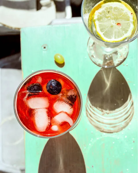 Copas Vino Tinto Vino Blanco Con Hielo — Foto de stock gratis