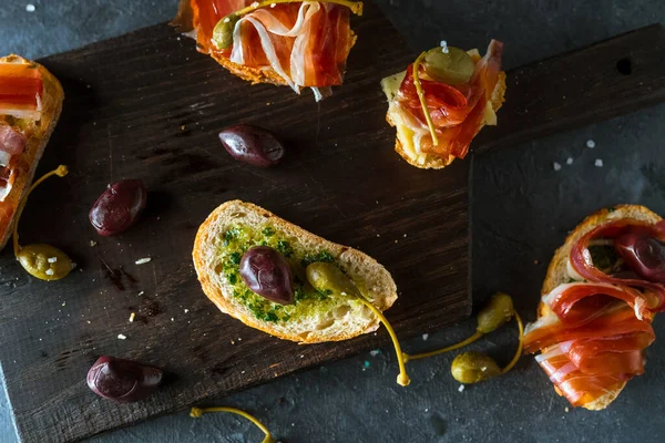 Jambon Zeytin Bruschetas — Stok fotoğraf