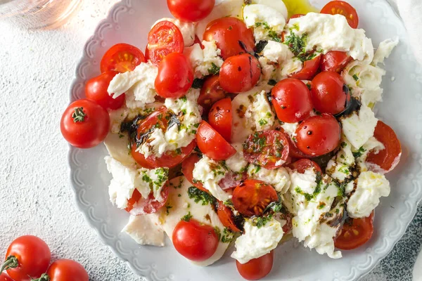 Salad Dengan Tomat Dan Mozzarella — Stok Foto