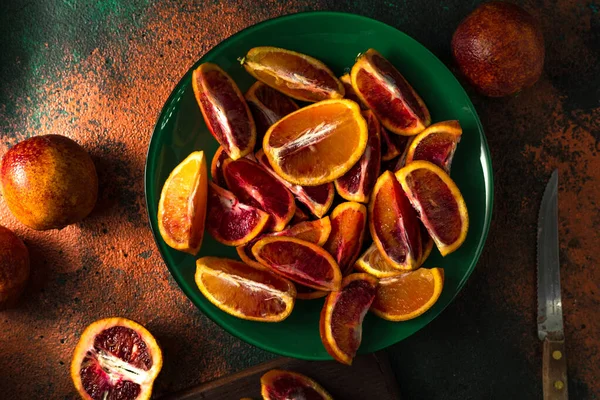 Söta Skivade Apelsiner Mörk Bakgrund — Stockfoto