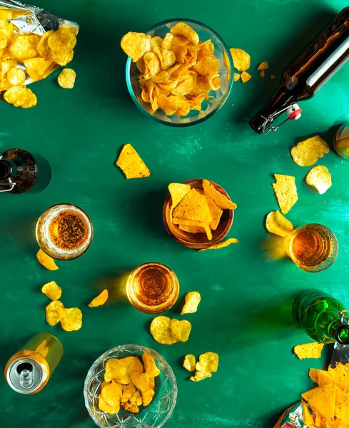 Картопляні Чіпси Пляшки Пива Зеленому Столі — стокове фото
