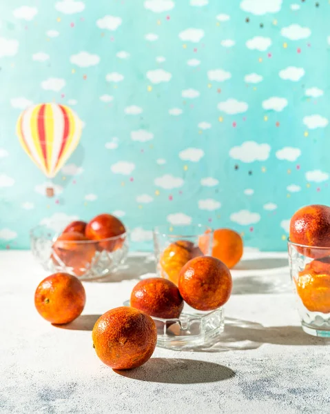 Naranjas Rojas Frescas Sobre Mesa Sobre Fondo Azul — Foto de Stock