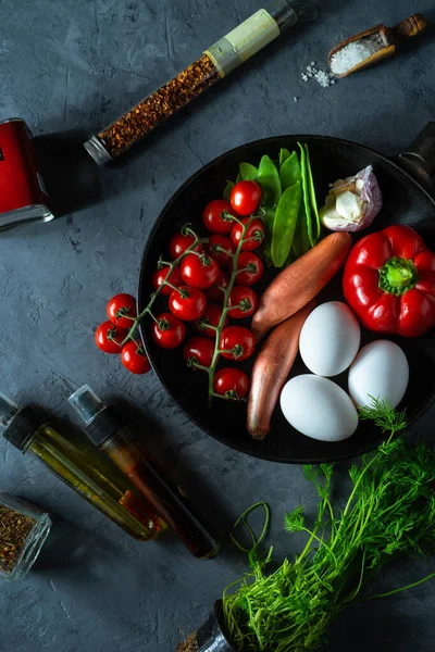 Verduras Frescas Huevos Pollo Sartén Sobre Fondo Oscuro — Foto de Stock