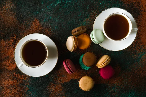 Cești Ceai Sau Cafea Prăjituri Fundal Întunecat — Fotografie, imagine de stoc