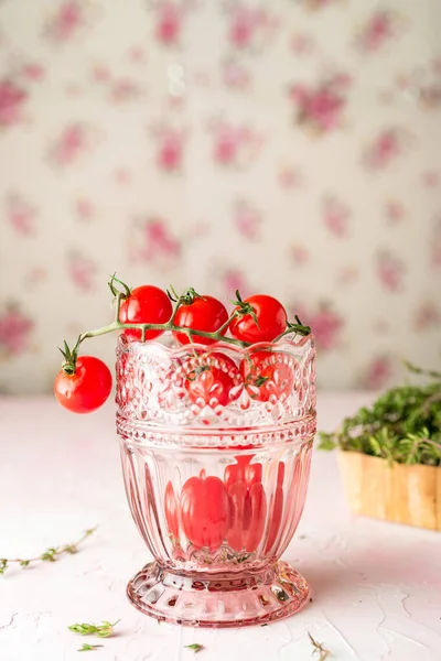 Cherry Rajčata Čerstvý Tymián Růžovém Pozadí — Stock fotografie