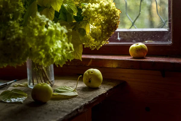 Bunga Segar Dan Apel Meja Kayu — Stok Foto