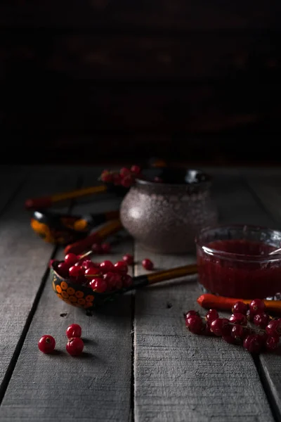 Ribes Rosso Cucchiai Legno Dipinto Tradizionale Russo Uno Sfondo Rustico — Foto Stock