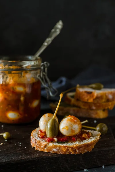 Uova Quaglia Marinate Del Piemonte Pane Sfondo Rustico Scuro — Foto Stock