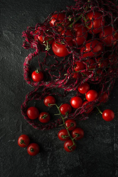 深色背景下的樱桃西红柿 — 图库照片