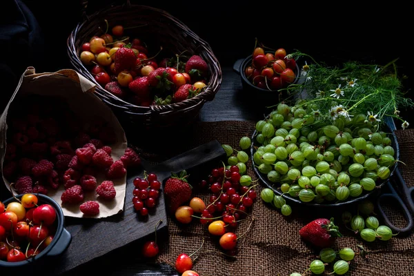 水果和浆果在桌子上 — 图库照片