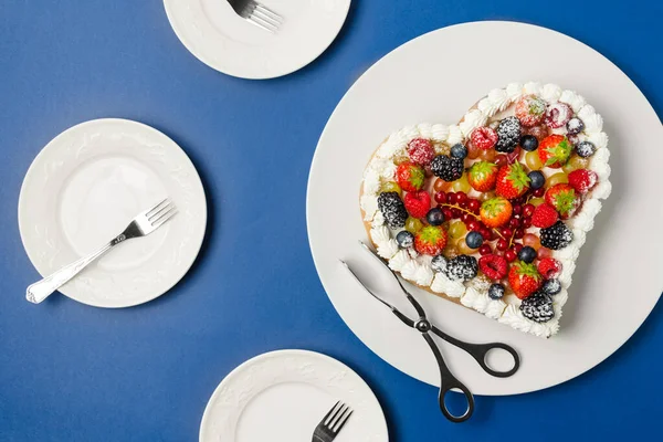Kue Dihiasi Dengan Buah Dan Beri Dengan Latar Belakang Biru — Stok Foto