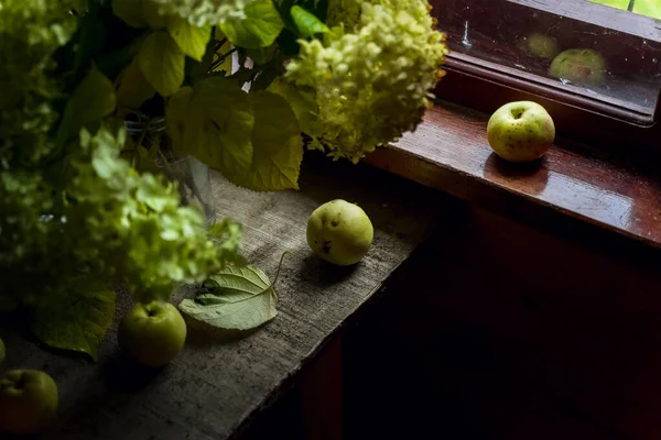 Свіжі Квіти Яблука Дерев Яному Столі — стокове фото