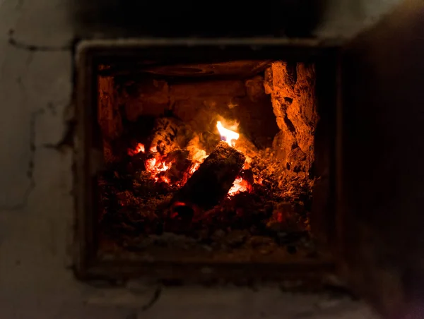 暖炉で炎を燃やす — ストック写真
