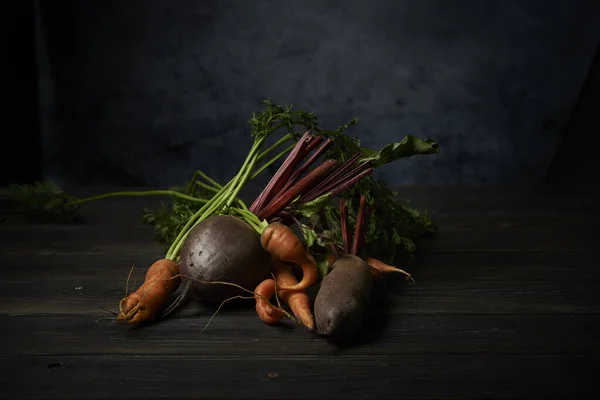 Rohe Möhren Und Rote Beete Auf Dunklem Rustikalem Hintergrund — Stockfoto