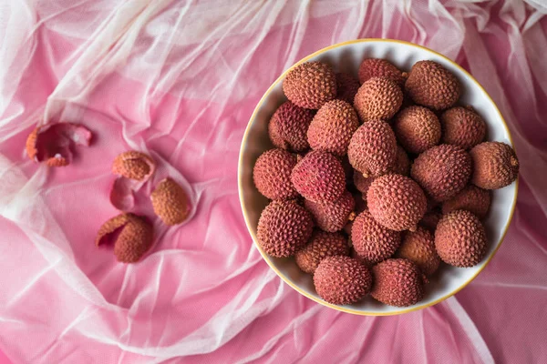 Top Syn Litchi Frukter Skål Strukturerad Rosa Bakgrund — Stockfoto