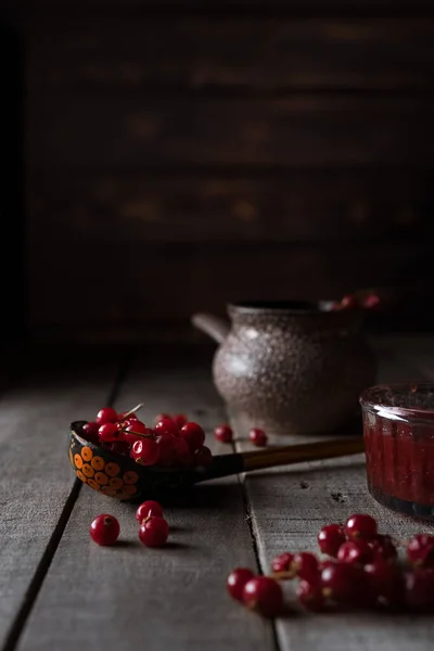 Red Currants Traditional Russian Painted Wooden Spoon Rustic Background — Stock Photo, Image