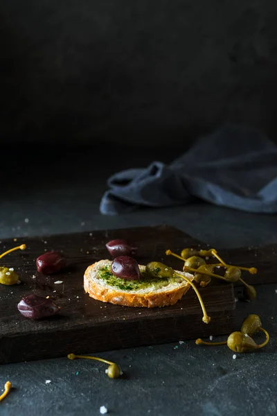 Pâine Proaspătă Măsline Capere Fundal Întunecat — Fotografie, imagine de stoc