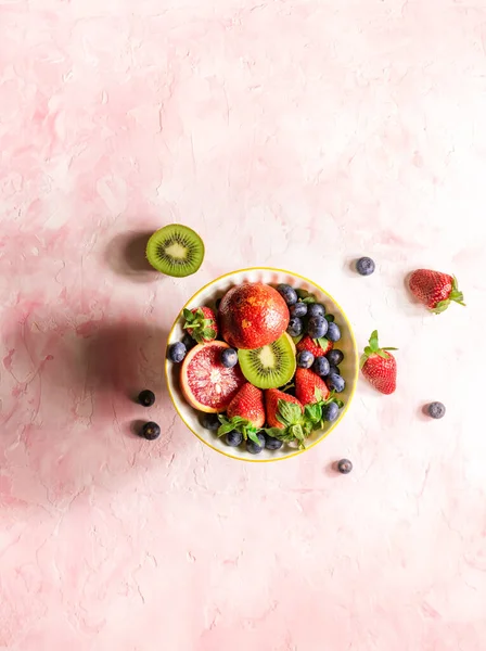 Tigela Frutas Fundo Rosa — Fotografia de Stock