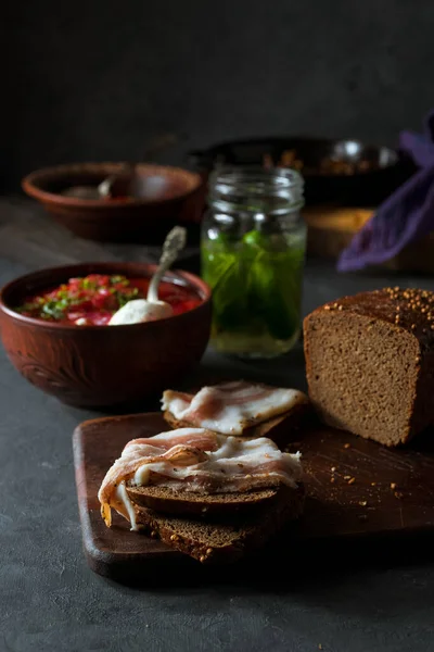 Comida Tradicional Rusa Sopa Borscht Tocino Ahumado Pan Centeno Sobre — Foto de Stock