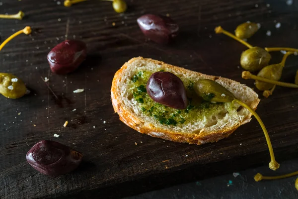 Pão Fresco Com Azeitonas Alcaparras Fundo Escuro — Fotografia de Stock