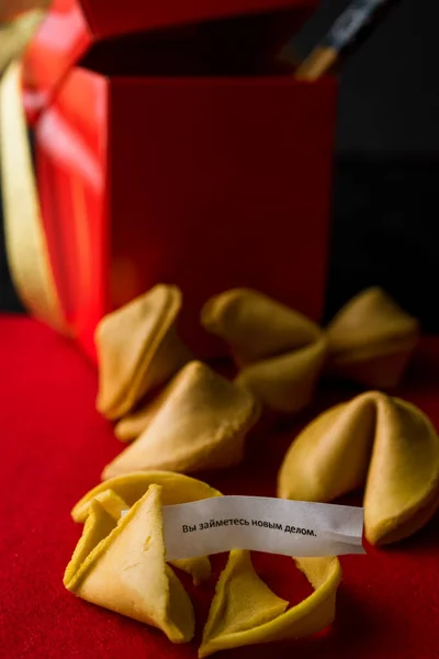 Chinese fortune cookies with text in Russian which reads:  \