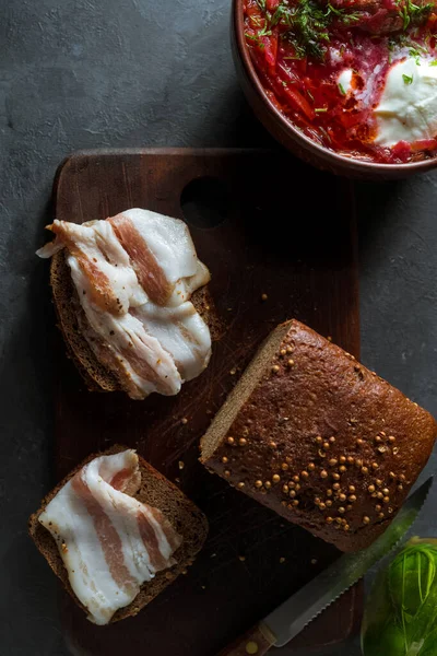 Traditionell Rysk Måltid Borschtsoppa Rökt Bacon Och Rågbröd Mörk Rustik — Stockfoto