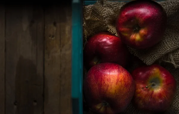 蓝色木箱中的红苹果 — 图库照片