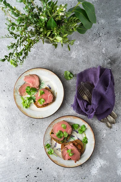 Sanduíches Com Carne Ervas Prato — Fotografia de Stock Grátis