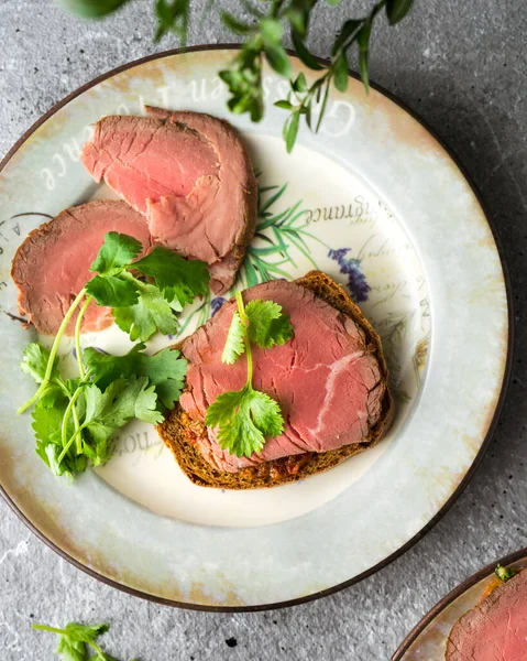 고기와 식물을 접시에 샌드위치 — 스톡 사진
