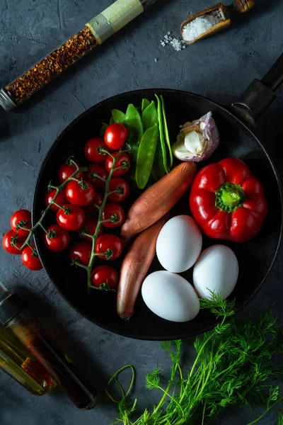 Verduras Frescas Huevos Pollo Sartén Sobre Fondo Oscuro — Foto de Stock