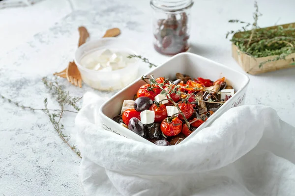 Salad Dengan Sayuran Panggang Dan Keju Dalam Mangkuk — Stok Foto