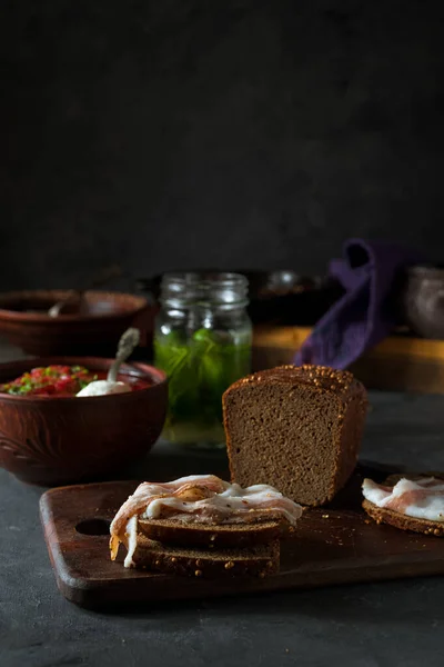 Traditionell Rysk Måltid Borschtsoppa Rökt Bacon Och Rågbröd Mörk Rustik — Stockfoto