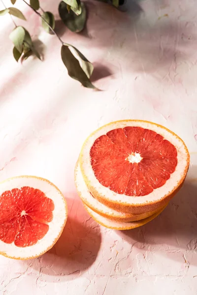 Krájené Červené Grapefruit Růžovém Pozadí — Stock fotografie