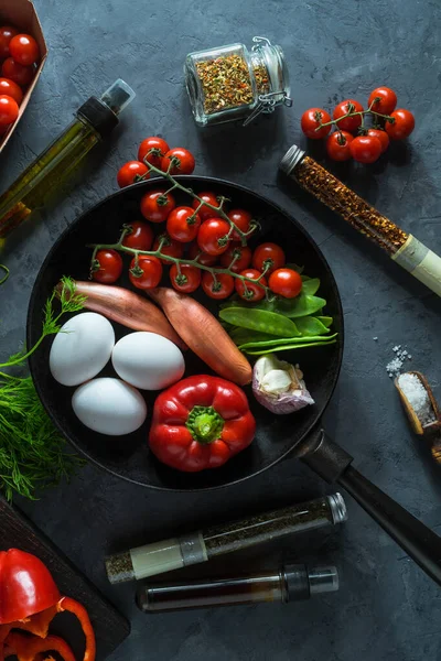 Свіжі Овочі Курячі Яйця Сковороді Темному Фоні — стокове фото