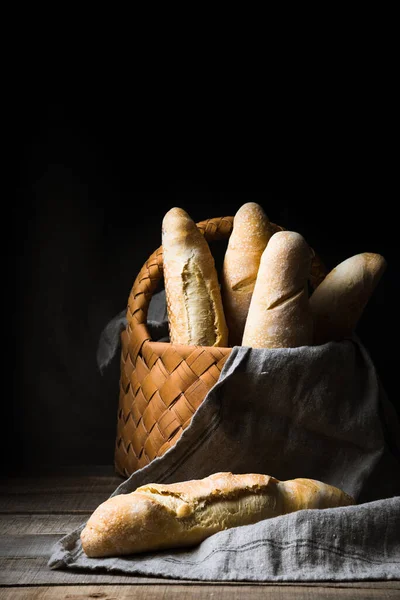 Baguette Fresche Cesto Sfondo Scuro — Foto stock gratuita