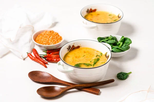 Sup Krim Lentil Bergaya Asia Dengan Bayam Segar Dan Cabai — Foto Stok Gratis