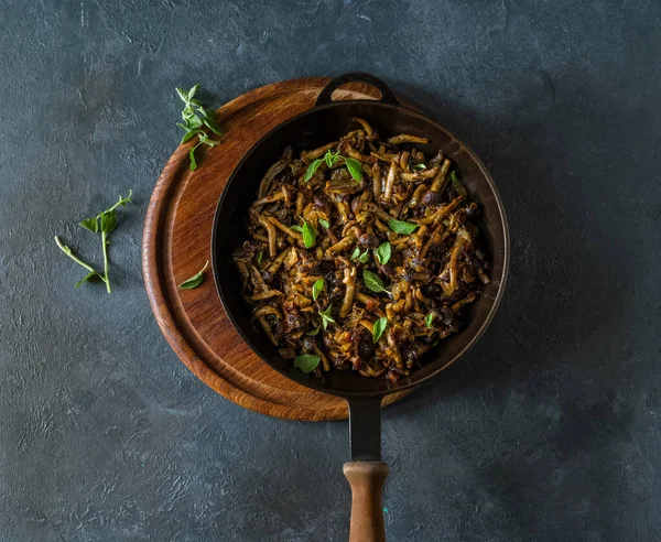 Jamur Goreng Dengan Herbal Dalam Penggorengan — Stok Foto