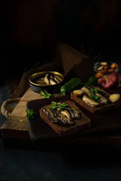 Kahverengi Ekmeğin Üzerinde Bitkiler Olan Sprat — Stok fotoğraf