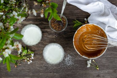 Baharda bir bahçe masasında Kore dalgona kahvesi yapmak. Üst görünüm, yatay yönelim