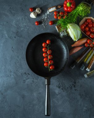 Çiğ sebze, dökme demir tava vejetaryen yemeği için hazır. Resim yönelimi, üst görünüm, kopyalama alanı ile
