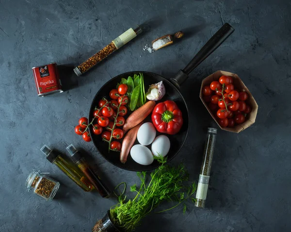 Verduras Crudas Huevos Hierbas Para Cocinar Shakshuka Vista Superior — Foto de Stock