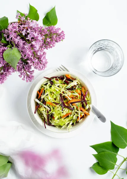 Ensalada Ensalada Ensalada Col Con Zanahorias Moradas Naranjas Vaso Agua — Foto de Stock