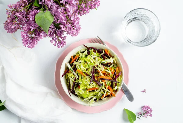 Tigela Salada Salada Salada Salada Com Cenouras Roxas Laranja Vidro — Fotografia de Stock