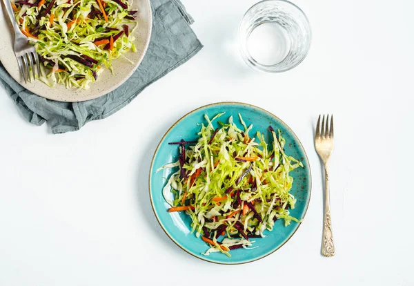 Ensalada Ensalada Col Con Zanahorias Moradas Naranjas Servidas Platos Vaso — Foto de Stock