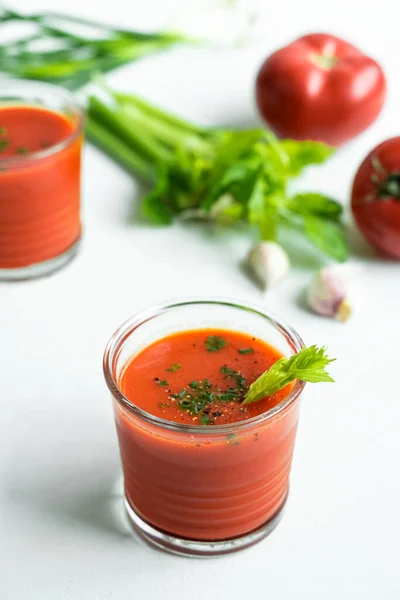 Supă Delicioasă Gaspacho Pahare Ingrediente Fundal Alb Vedere Aproape Orientare — Fotografie, imagine de stoc