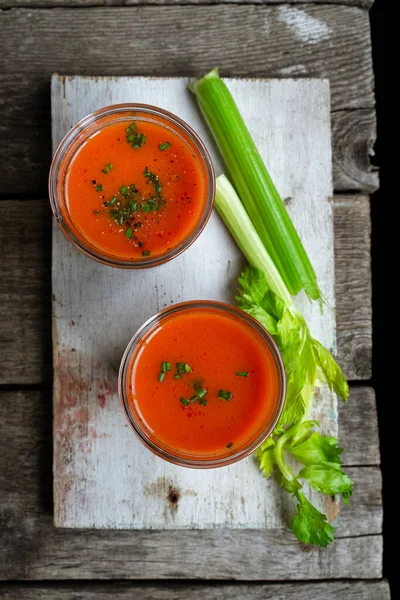 Supă Gaspacho Supă Spaniolă Roșii Pahare Ingrediente Fundal Rustic Din — Fotografie, imagine de stoc