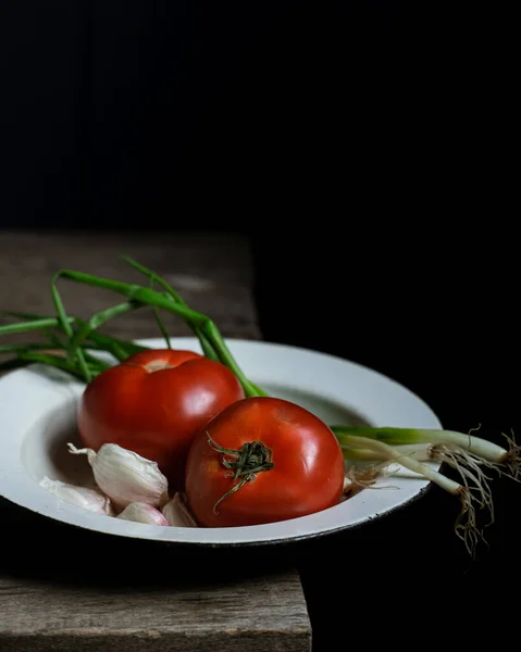 Tomat Matang Dan Bawang Atas Meja Kayu Tua Orientasi Potret — Stok Foto