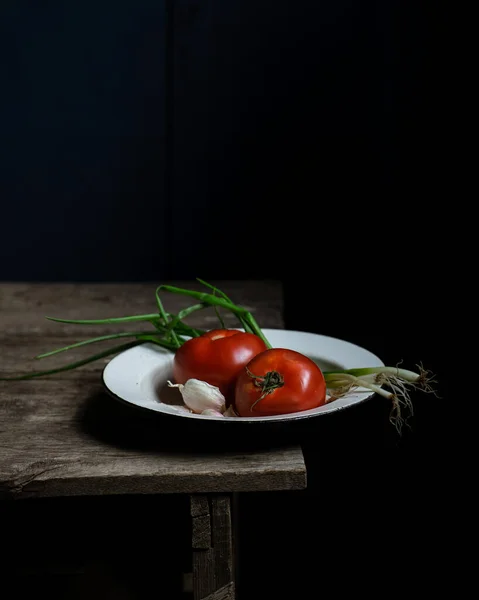 在旧木桌上放着西红柿和葱的盘子里过着平静的生活 带有复制空间的矢量图像 — 图库照片